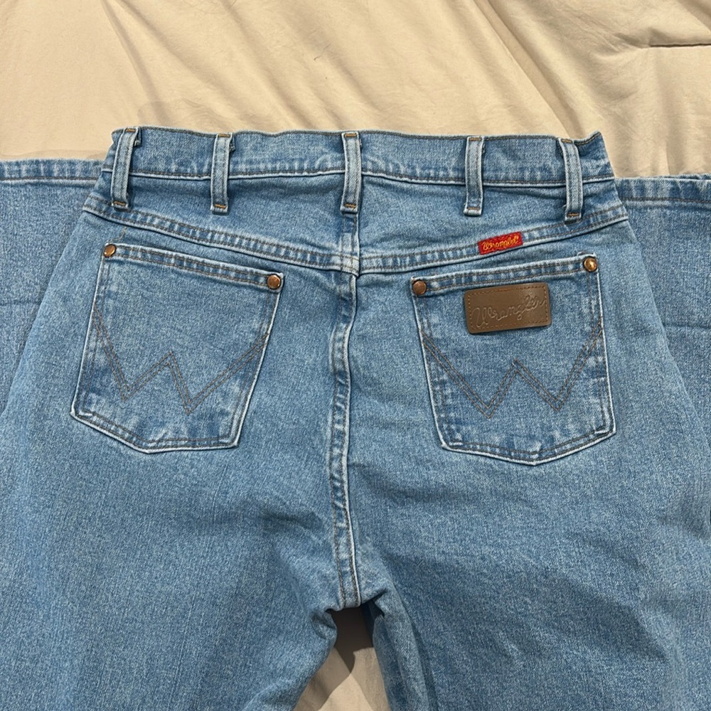 Women’s Wrangler cowboy cut slim fit jeans.
